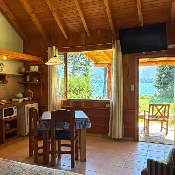 Monoambiente Amancay: el ambiente, con la cocina y la salida a la galería