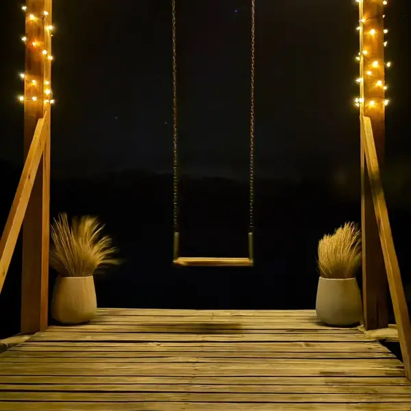 La hamaca con luces, de noche