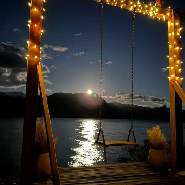La hamaca iluminada, con la luna sobre el lago