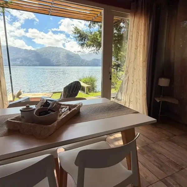 Comedor junto al ventanal, con vista al lago